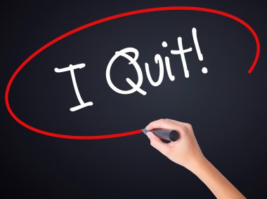 Kadın el yazma istifa ediyorum! bir marker ile şeffaf kartı 