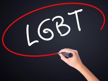 Kadın el yazma Lgbt artırmak üzerine saydam bir marker ile 