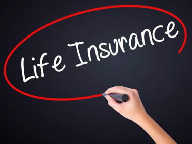 Kadın el yazma hayat sigortası üzerinden saydam bir marker ile