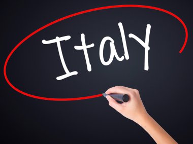 Kadın el yazma İtalya şeffaf kartı bir marker ile .