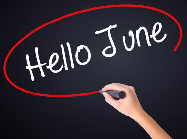 Kadın el yazma Merhaba şeffaf bo üzerinde bir marker ile Haziran