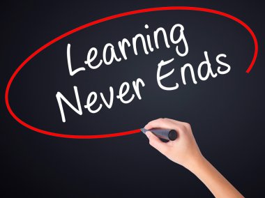 Kadın el yazma öğrenme Never Ends transp üzerinde bir marker ile