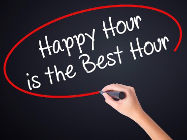 Kadın el yazma Happy Hour bir işaretleyici ov ile en iyi zamanı