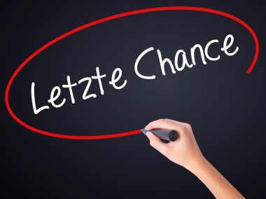 Kadın el yazma Letzte şans (Almanca son şans) ile bir