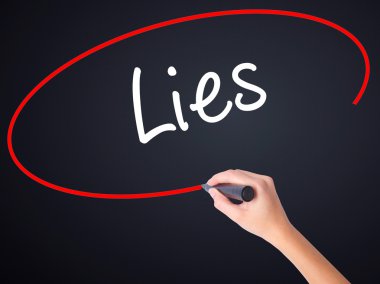 Kadın el yazma bir marker ile şeffaf yönetim kurulu üzerinde yatıyor. 