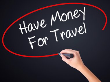 Kadın el yazma var para için seyahat tra üzerinde bir marker ile