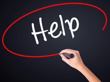 Kadın el yazma Yardım şeffaf kartı bir marker ile 