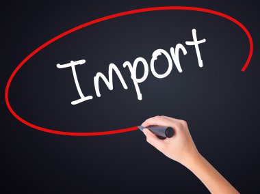 Kadın el yazma alma şeffaf kartı bir marker ile 