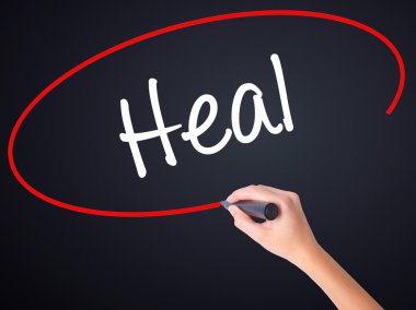 Kadın el yazma iyileşmek bir marker şeffaf kartı ile 