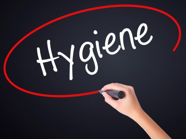 Kadın el yazma hijyen bir marker şeffaf kartı ile 
