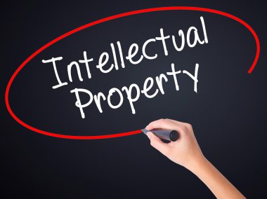 Kadın el yazma fikri mülkiyet tran üzerinde bir marker ile