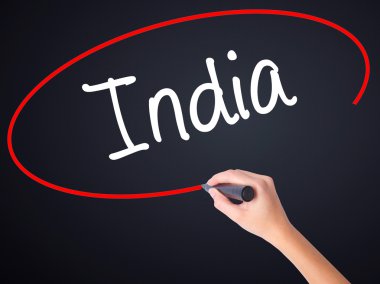 Kadın el yazma Hindistan şeffaf kartı bir marker ile .