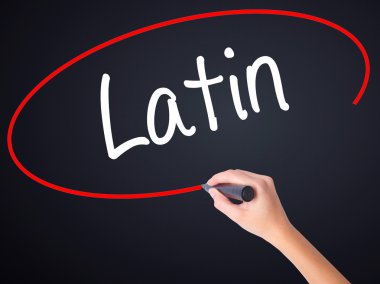 Kadın el yazma Latin bir marker şeffaf kartı ile .