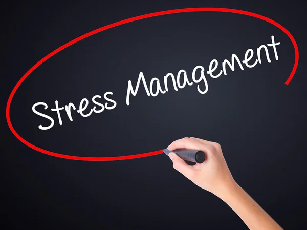 Kvinna Hand skriva Stress Management med en markör över Oh — Stockfoto