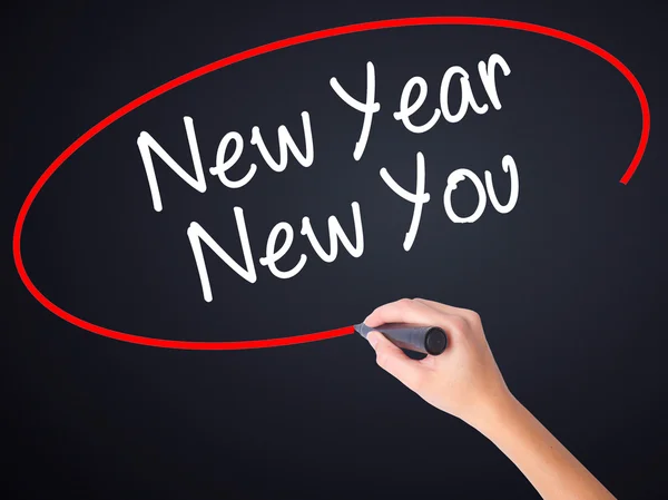 Γυναίκα το χέρι γραφής νέο έτος νέο σας με μαρκαδόρο πάνω από διαφανές καμπίνα — Φωτογραφία Αρχείου