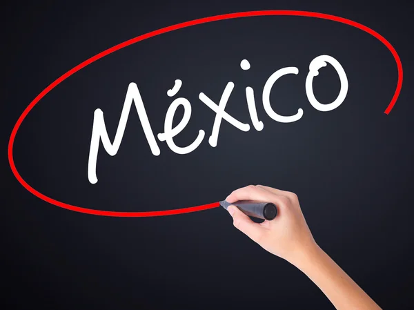 用记号笔在测定透明玻璃板的女人手写作墨西哥 （西班牙语） — 图库照片