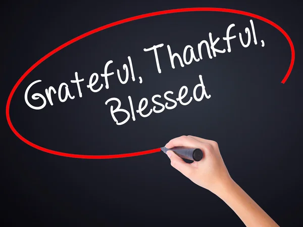 Žena ruční psaní vděčný vděčný požehnaný značkou nad — Stock fotografie