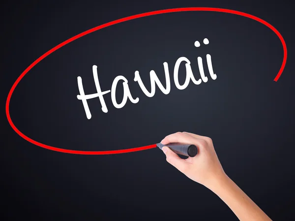 Donna mano scrittura Hawaii con un pennarello su tavola trasparente — Foto Stock