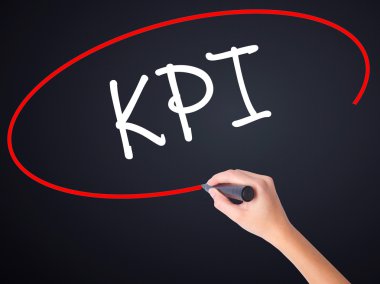 Bir marker ile kadın el yazma KPI (anahtar performans göstergesi)