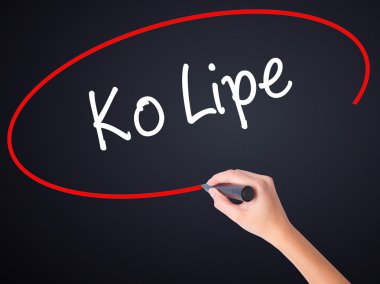Kadın el yazma Ko Lipe bir marker şeffaf kartı ile 