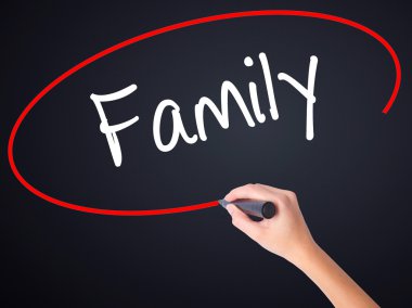Kadın el yazma aile şeffaf kartı bir marker ile 