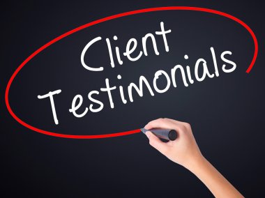 Kadın el yazma Müşteri Testimonials transp üzerinde bir marker ile