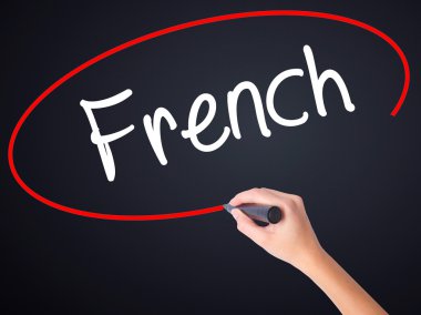 Kadın el yazma Fransızca bir marker şeffaf kartı ile 