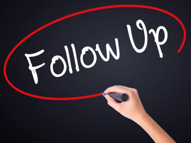 Kadın el yazma takip kadar şeffaf domuz üzerinde bir marker ile