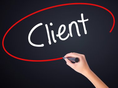 Kadın el yazma istemci bir marker şeffaf kartı ile 