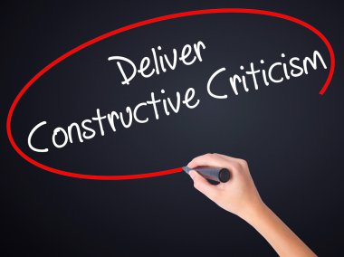 Kadın el yazma teslim yapıcı eleştiri bir marker ile 