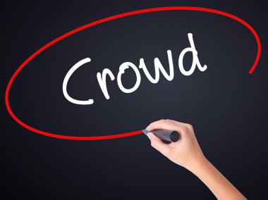 Kadın el yazma kalabalık bir marker şeffaf kartı ile 