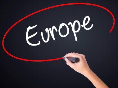 Kadın el yazma Avrupa şeffaf kartı bir marker ile 
