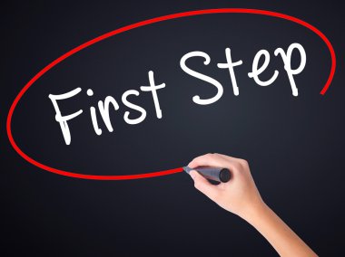 Kadın el yazma ilk adım şeffaf bo üzerinde bir marker ile