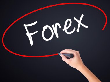 Kadın el yazma Forex şeffaf kartı bir marker ile 