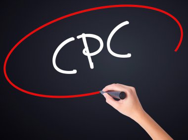 Kadın el yazma TBM (tıklama başı maliyet) tran üzerinde bir marker ile