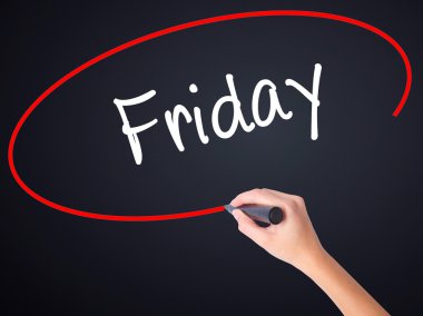 Kadın el yazma şeffaf kartı bir marker ile Cuma 