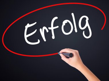 Kadın el yazma Erfolg başarı (Almanca) üzerinde bir marker ile
