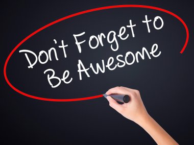 Kadın el yazma sakın unutma üzerinde bir marker ile Awesome olmak için