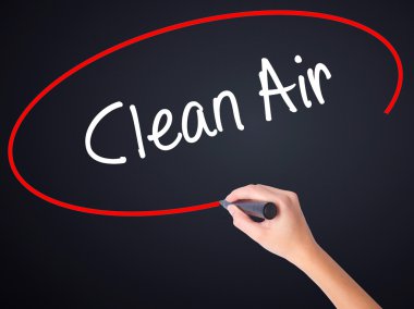 Kadın el yazma temiz hava şeffaf domuz üzerinde bir marker ile