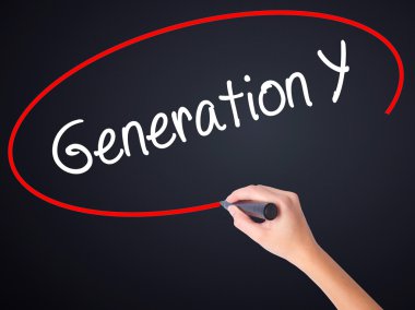 Kadın el yazma Generation Y saydam b üzerinde bir marker ile