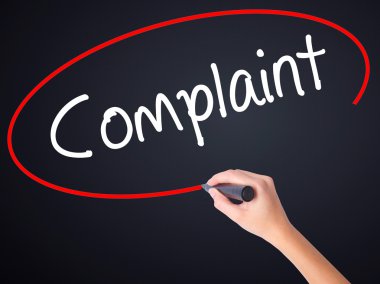 Kadın el yazılı şikayet üzerine şeffaf yaban domuzu bir marker ile