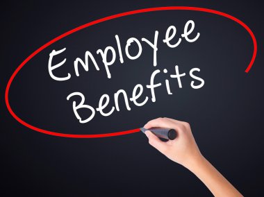 Kadın el yazma çalışan yararları üzerinde transpar bir marker ile