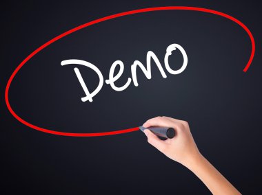 Kadın el yazma Demo bir marker şeffaf kartı ile 