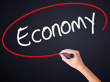 Kadın el yazma Ekonomi bir marker şeffaf kartı ile 