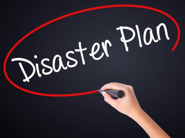 Kadın el yazma afet planı üzerine saydam bir marker ile 