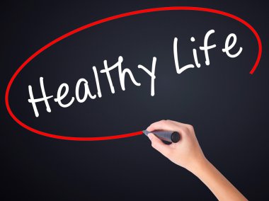 Kadın el yazma sağlıklı yaşam siyah marker görsel ekran