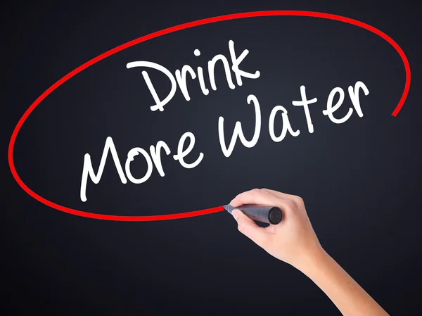 La escritura manual de la mujer bebe más agua con un marcador sobre transparente — Foto de Stock