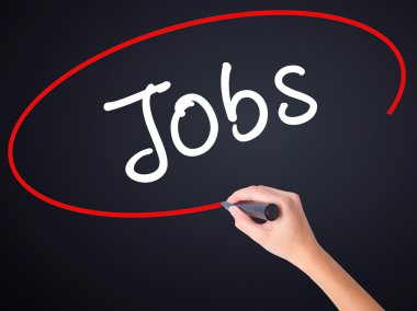 Kadın el yazma işleri şeffaf kartı bir marker ile 