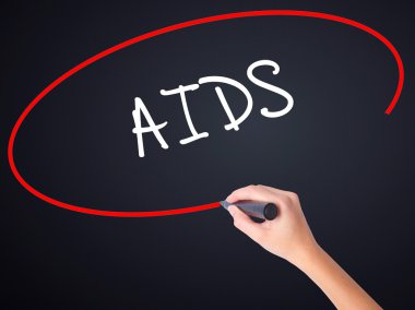 Kadın el yazma AIDS şeffaf kartı bir marker ile 