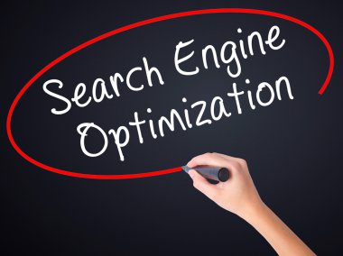 Kadın el yazma arama motoru optimizasyonu üzerinde bir marker ile